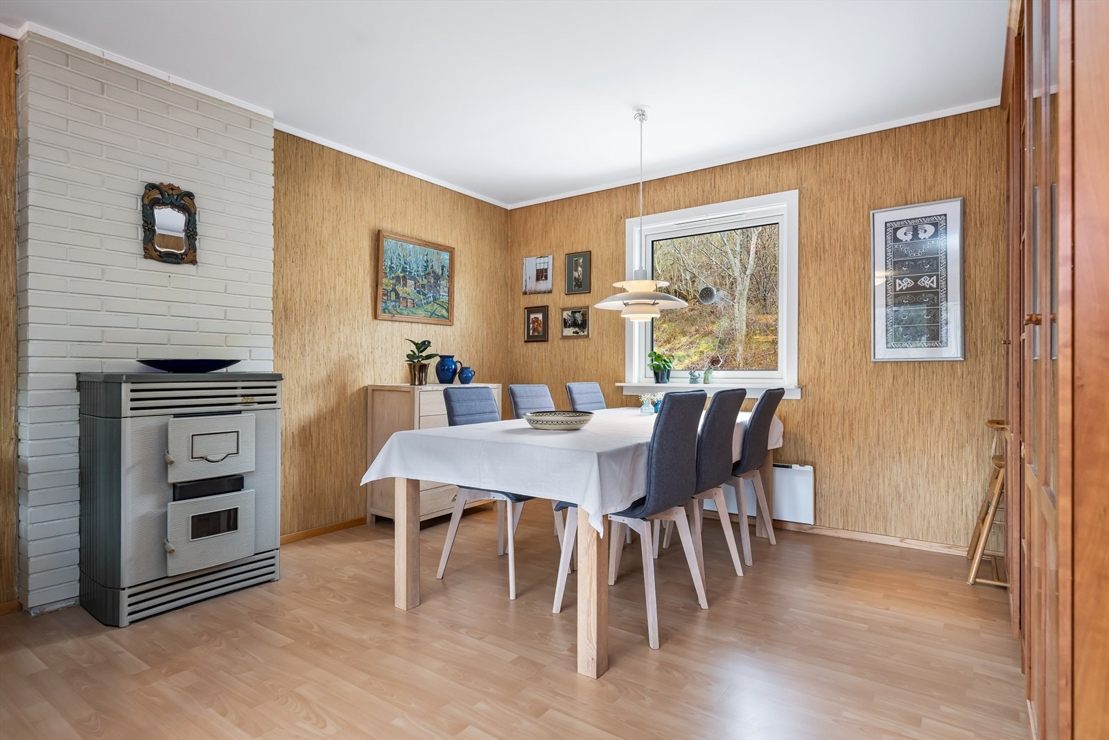 Stuen har god plass til stort spisebord Galleribilde