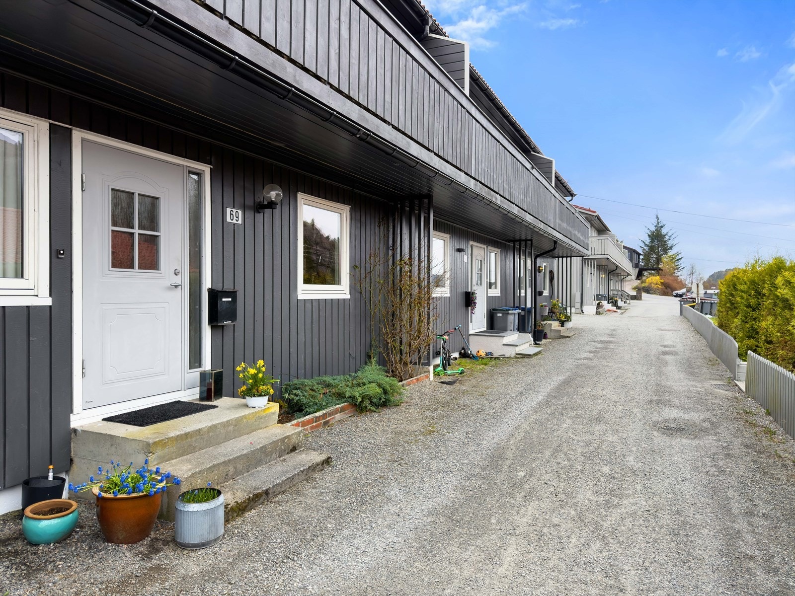 Trivelig inngangsparti -Ytterdør er fra 2023. Galleribilde