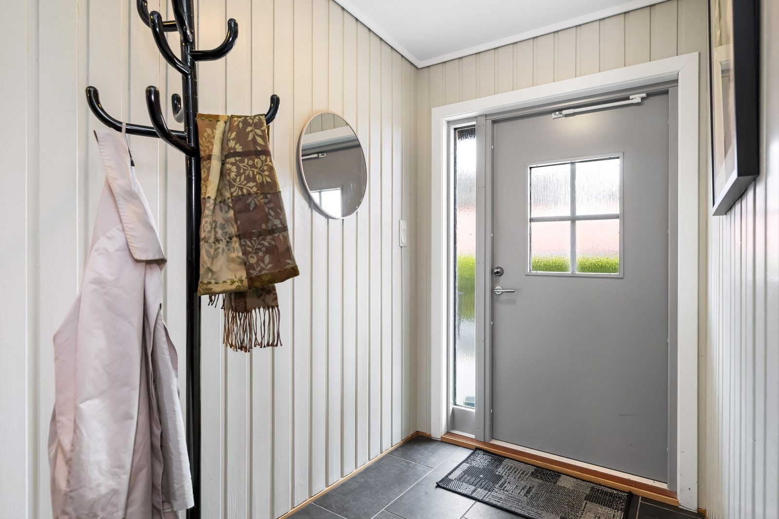 Boligens entré gir et godt førsteinntrykk med sine lyse overflater. Velkommen inn! Galleribilde