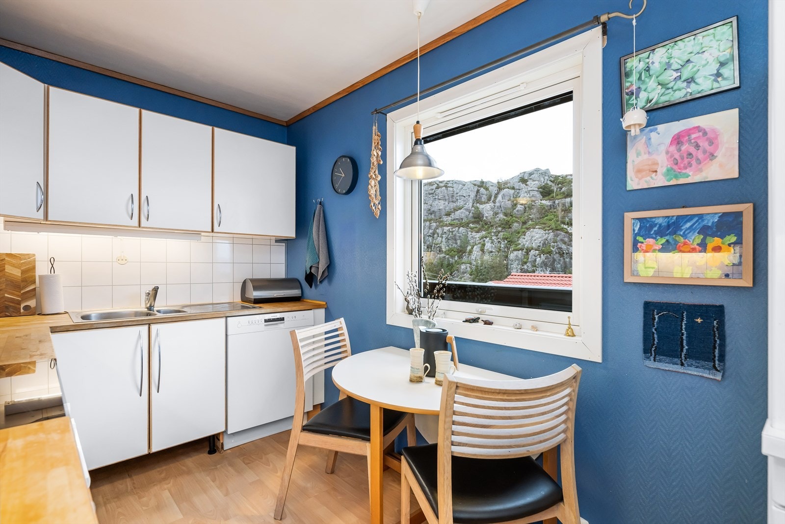 Kjøkken i eget rom med gode arbeidsforhold og rikelig med skap- og benkeplass. Galleribilde
