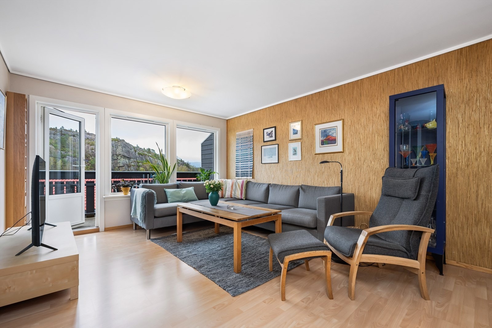 Stuen er lys og romslig med eksklusiv Biri tapet på veggen. Galleribilde