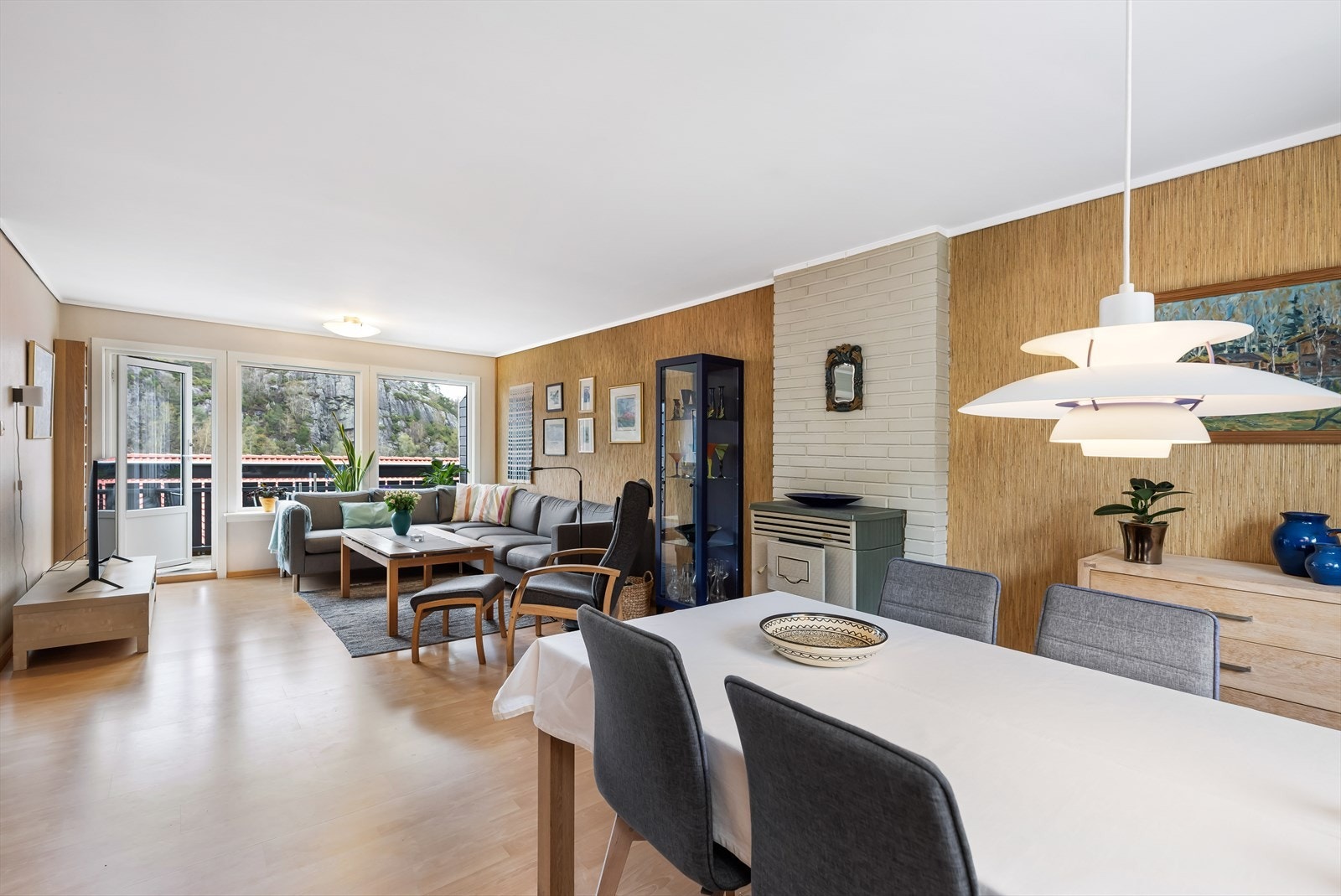Boligen er innholdsrik og går over to plan, noe som gir god plass til hele familien Galleribilde