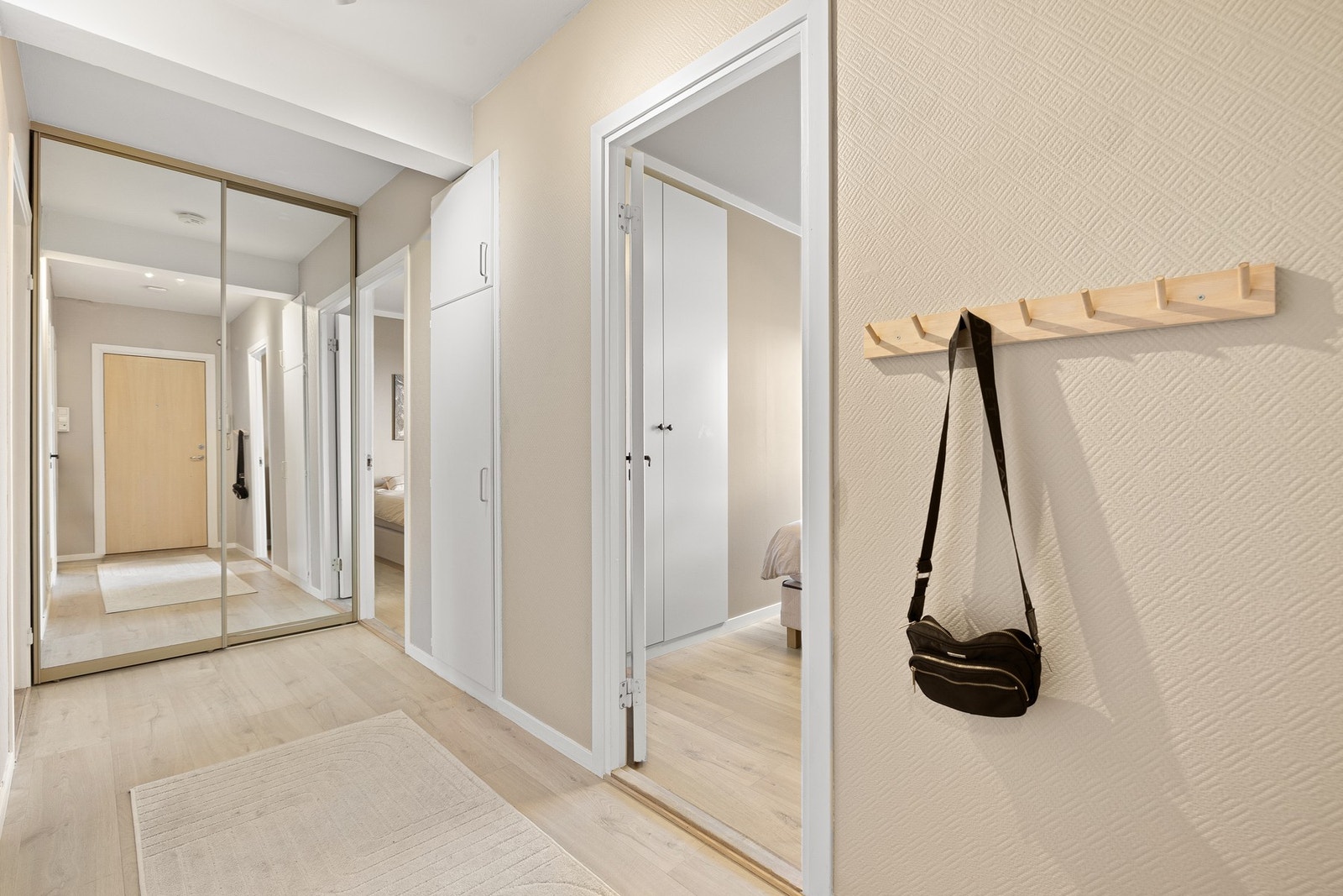 Det er god lagringsplass i skyvedørsgarderobe samt to eksterne boder på 1 og 5 kvm. Galleribilde