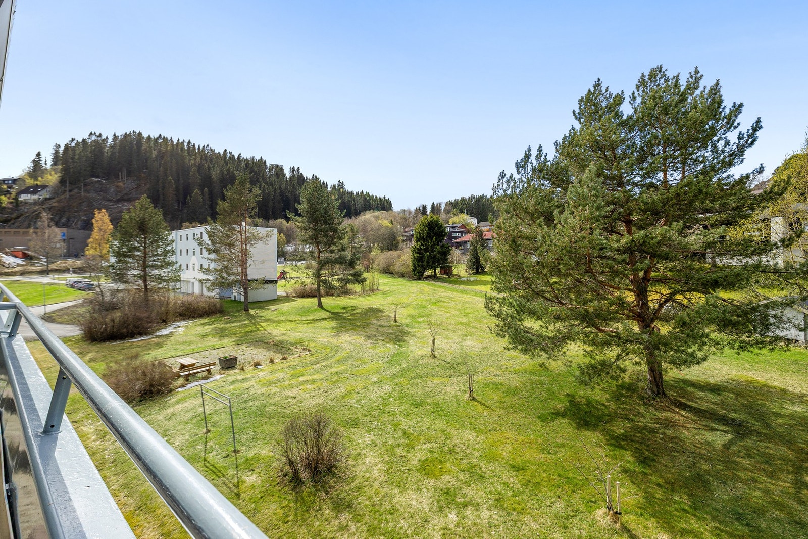 Leiligheten har en av de bedre plasseringene i borettslaget med lite innsyn og utsikt mot store fellesareal. Galleribilde