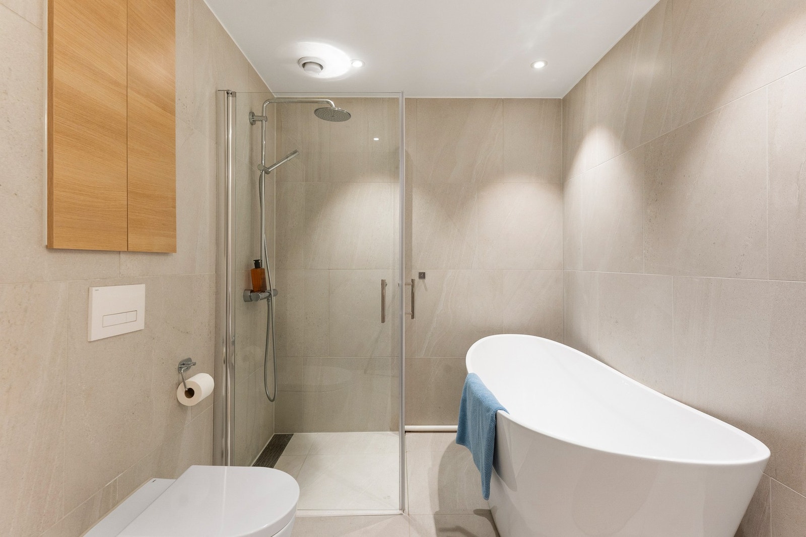 Badet er utstyrt med både dusjhjørne og badekar. Galleribilde
