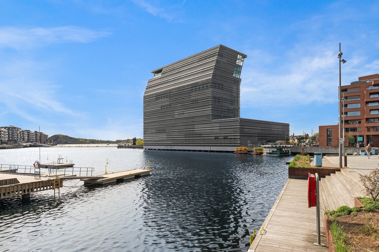Det unike samspillet mellom vannspeil, broer og kanaler skaper en maritim atmosfære som gir området en helt egen sjarm. Galleribilde