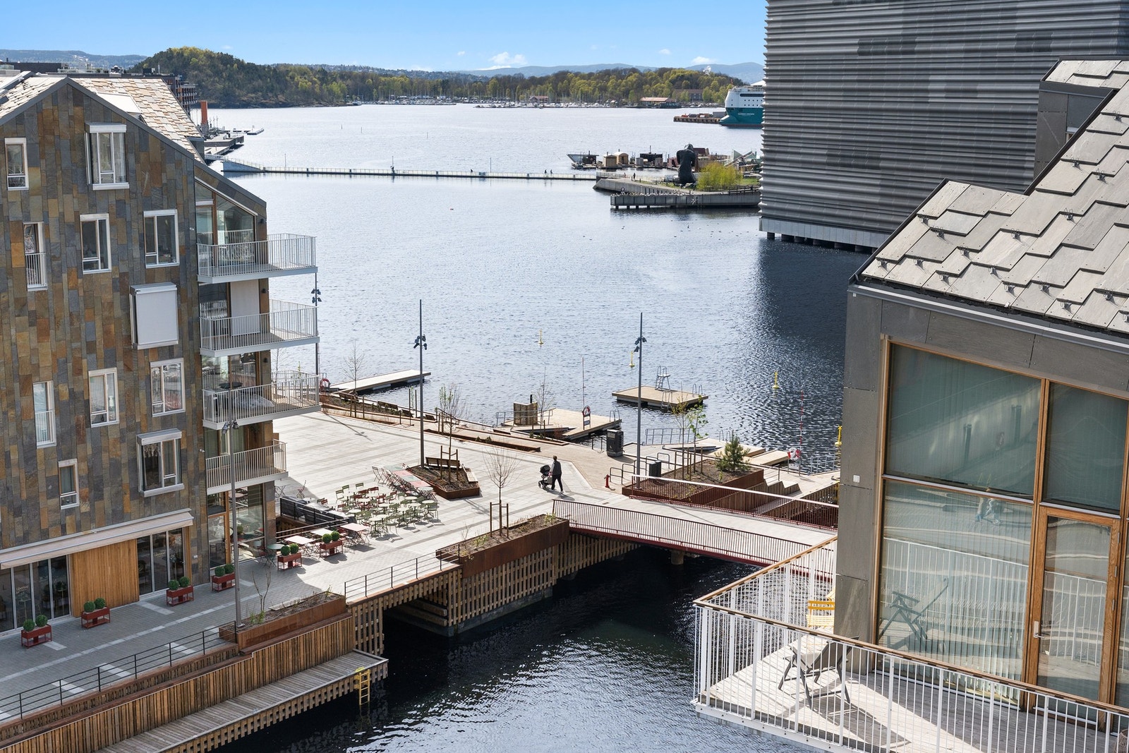 Fra leiligheten er du tett på fjorden og et yrende liv langs bryggekanten. Galleribilde