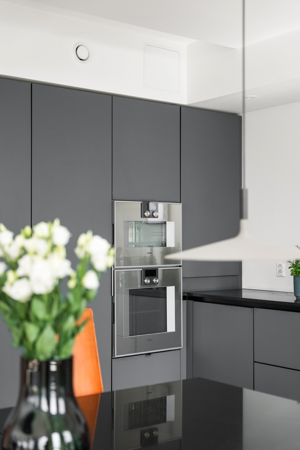 Stekeovn og dampovn fra Gaggenau. Øvrige hvitevarer fra AEG og Miele. Galleribilde