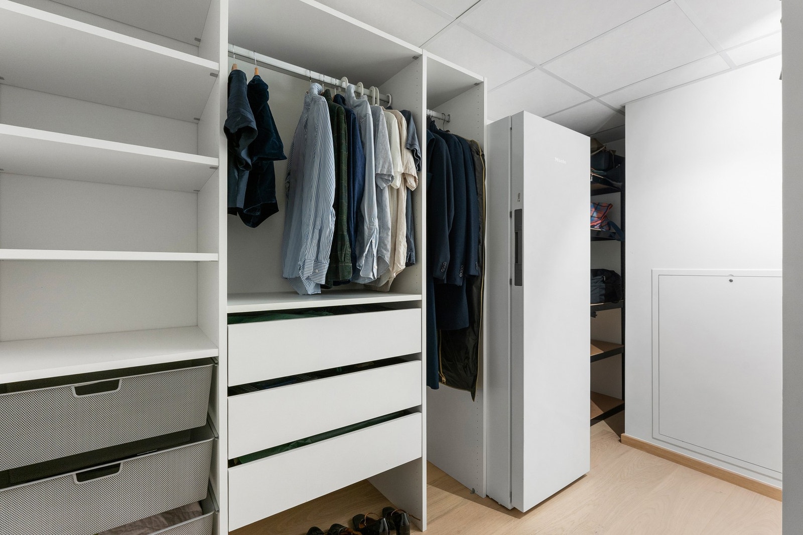 Walk-in-closet tilknyttet hovedsoverommet. Galleribilde