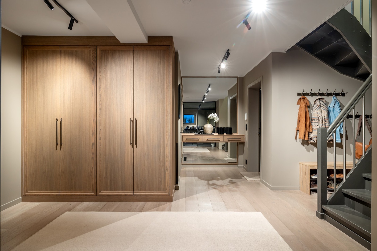 Entréen gir et svært godt førsteinntrykk med lekker garderobe og god belysning Galleribilde
