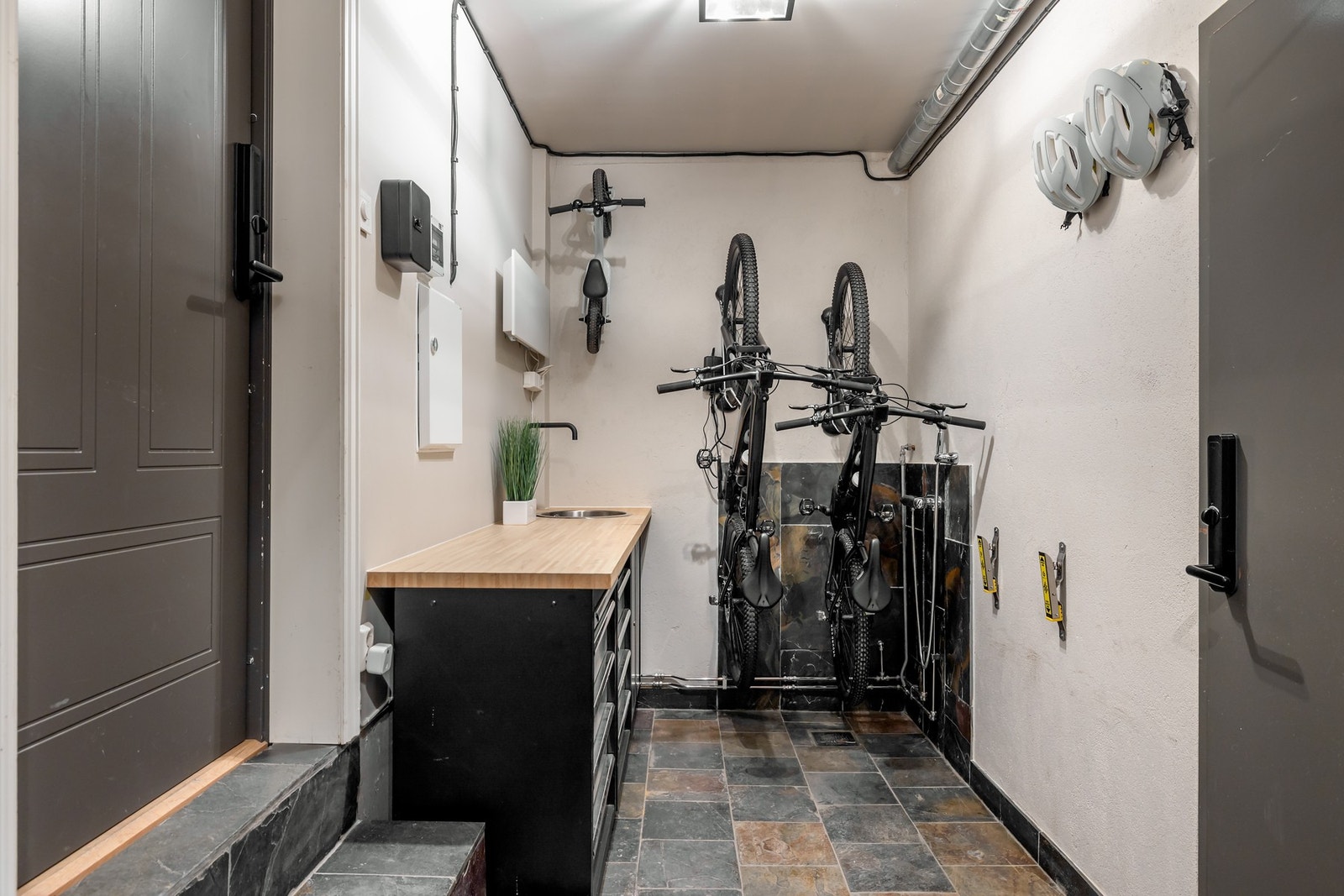 Fra garasjen har man adkomst direkte til boligen. Man har først her et praktisk vaskerom/bod. Helt ideelt for spyling av sykler, løpesko og hund. Galleribilde
