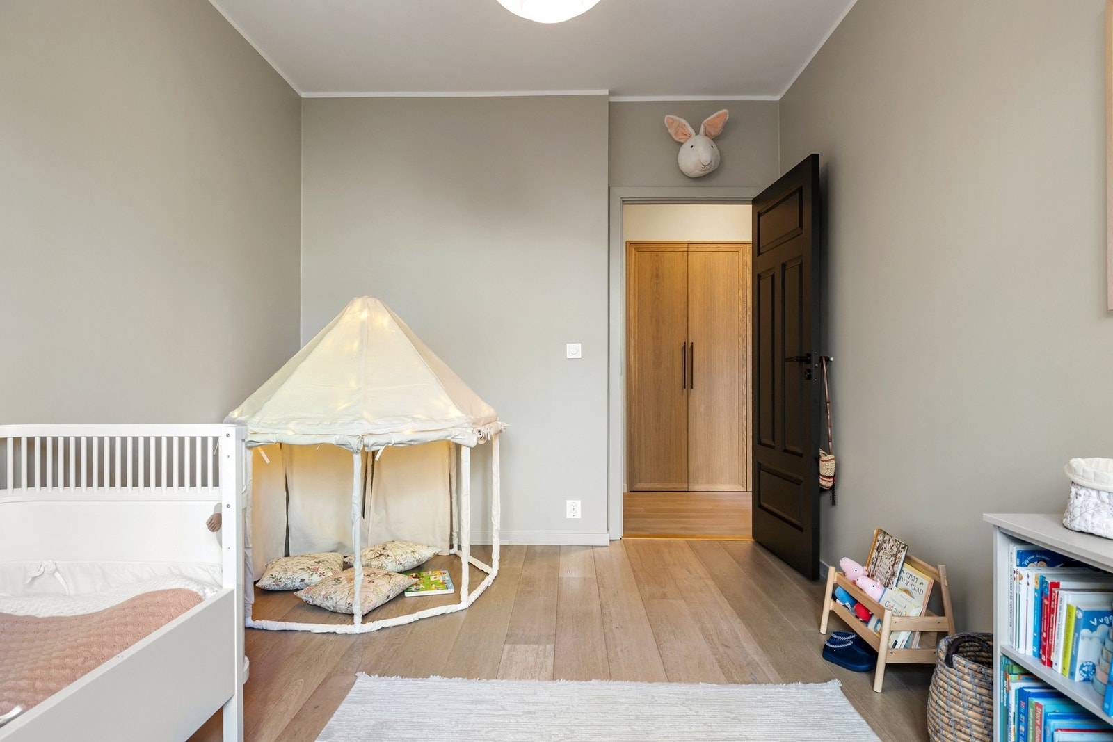 Rommet har plass til seng og oppbevaring, og passer godt til både barnerom eller kontor etter behov. Galleribilde