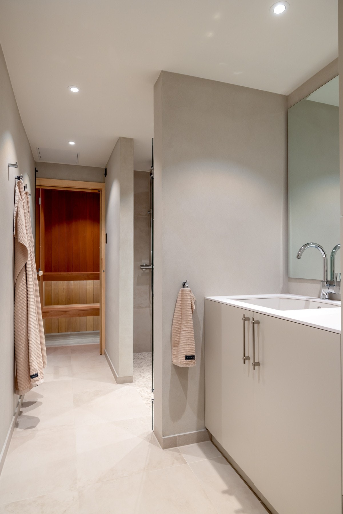 Badet er utstyrt med dusjhjørne med glassvegger og servant med oppbevaringsplass. Galleribilde