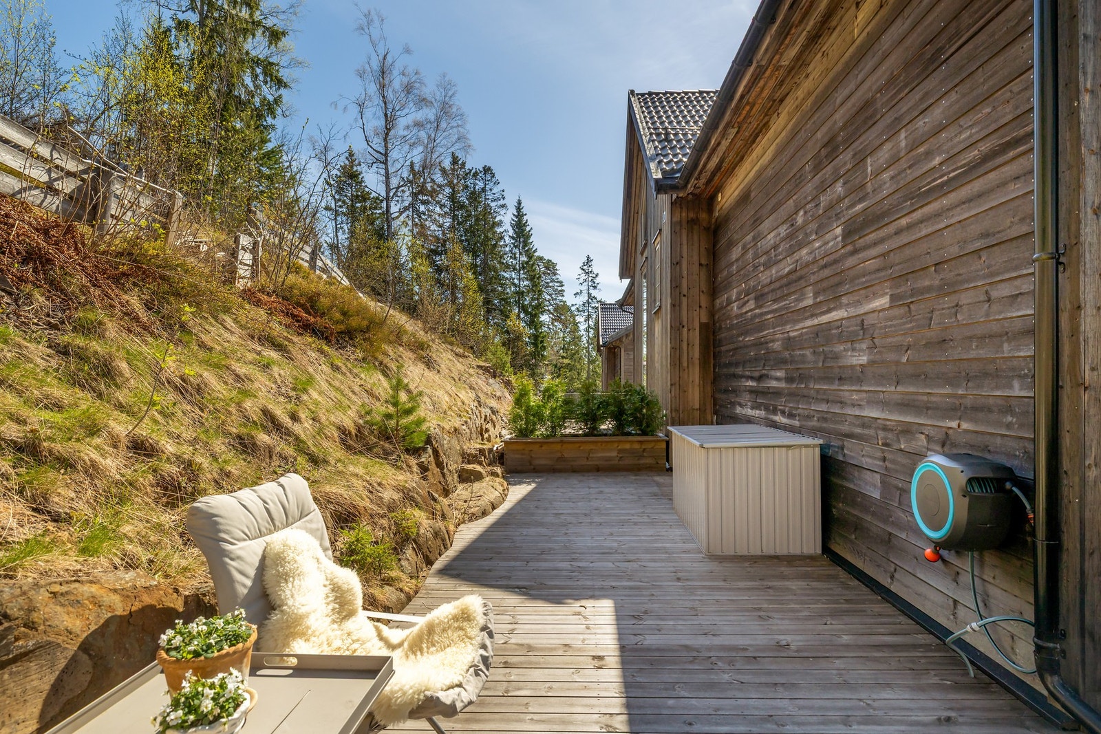Her har man bygget opp en meget hyggelig terrasse de man sitter godt skjermet - Det er også vannuttak på veggen her Galleribilde