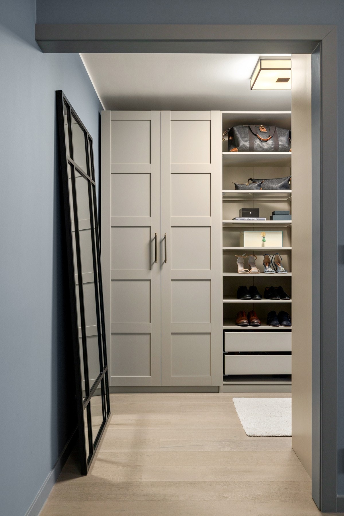 Walk-in closet. Galleribilde