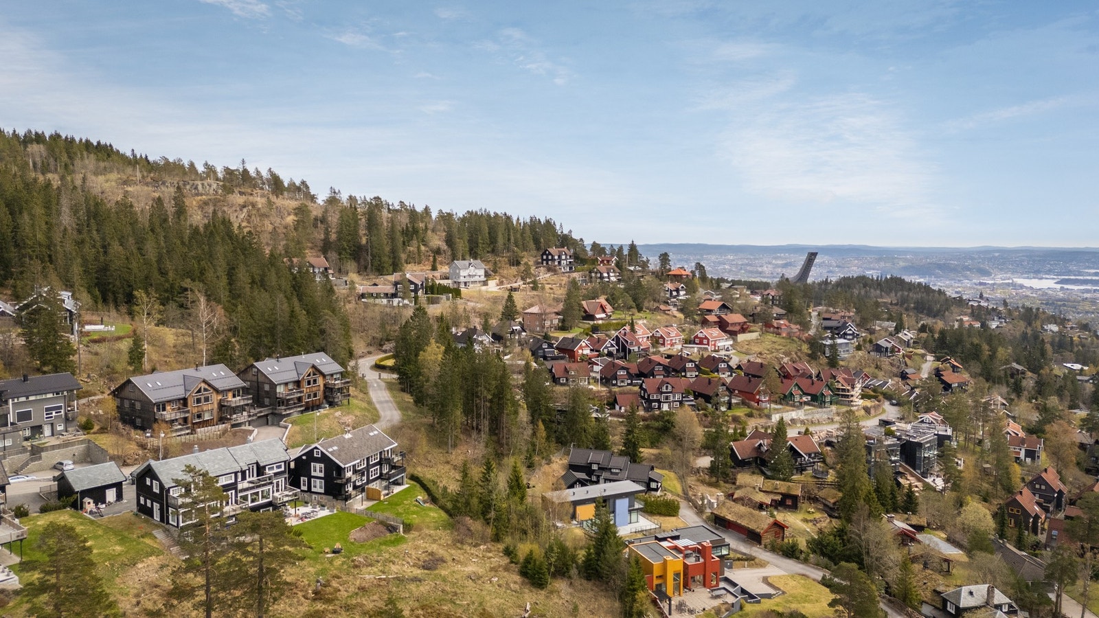 På attraktive Holmenkollens vestside, i rolige og naturskjønne omgivelser, ligger Orreskogen 3 med en beliggenhet som kombinerer det beste fra by og marka. Galleribilde
