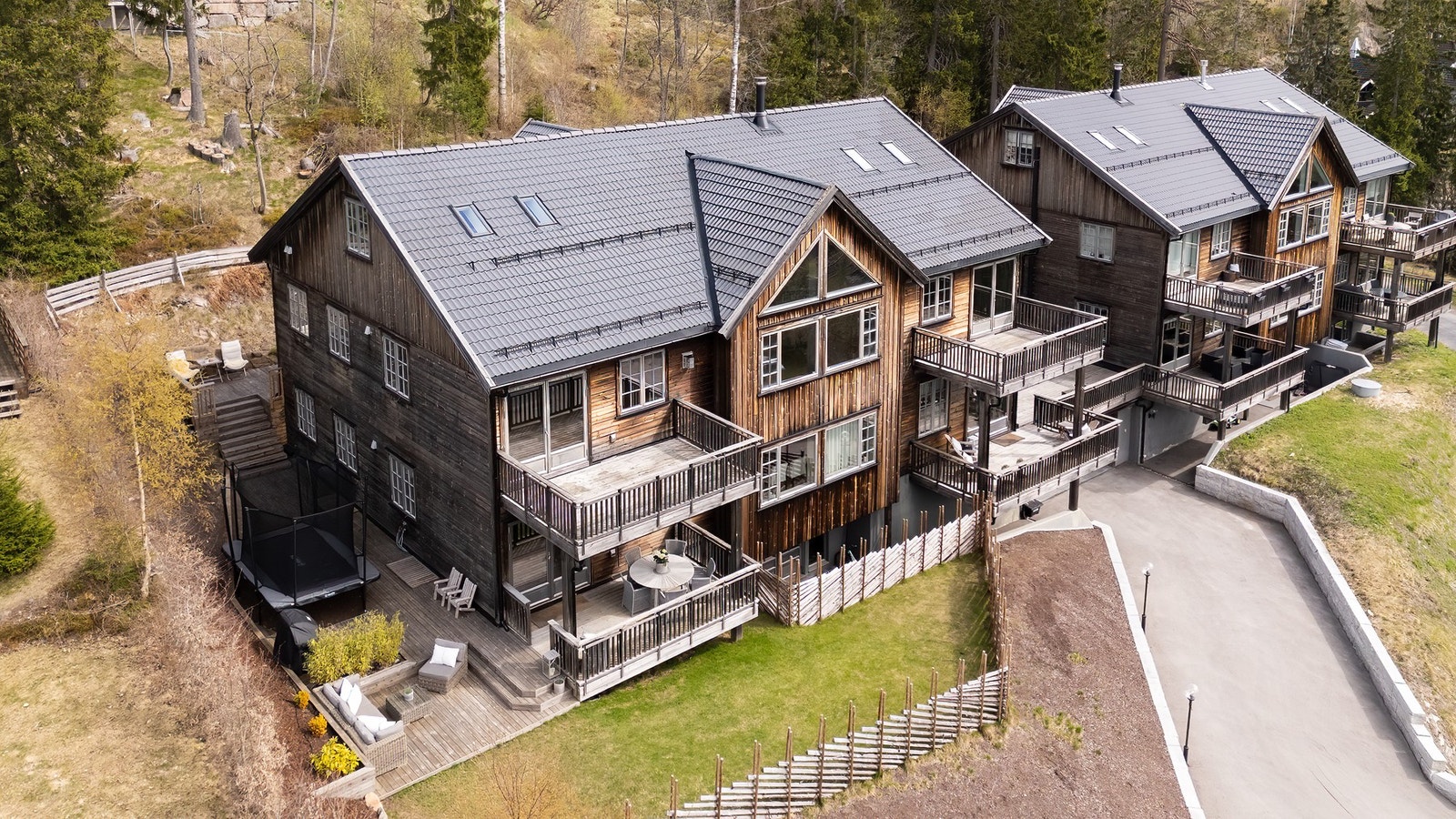 Eiendommen har en attraktiv beliggenhet med gode solforhold og en fantastisk utsikt over byen. Galleribilde