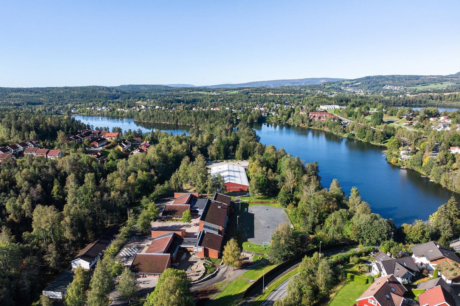 Vardåsen skole for 1. til 7. trinn ligger kun 800 meter fra boligen. Galleribilde