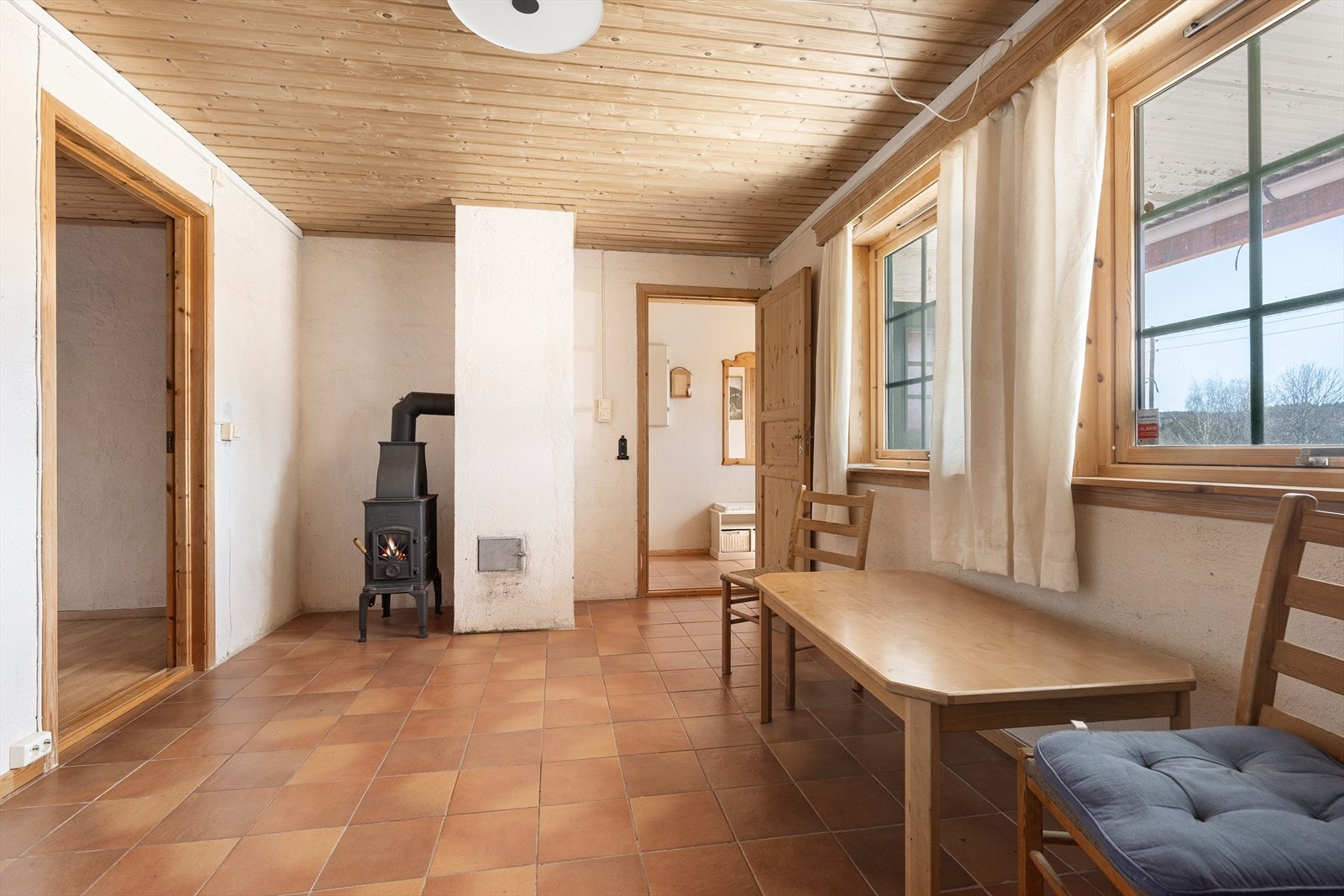 Innredet rom, med en peisovn som gir ekstra varme og hygge. Galleribilde