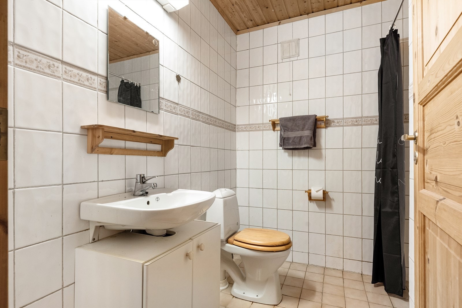 Det ene av to bad i underetasjen, utstyrt med servant, toalett og dusj. Galleribilde