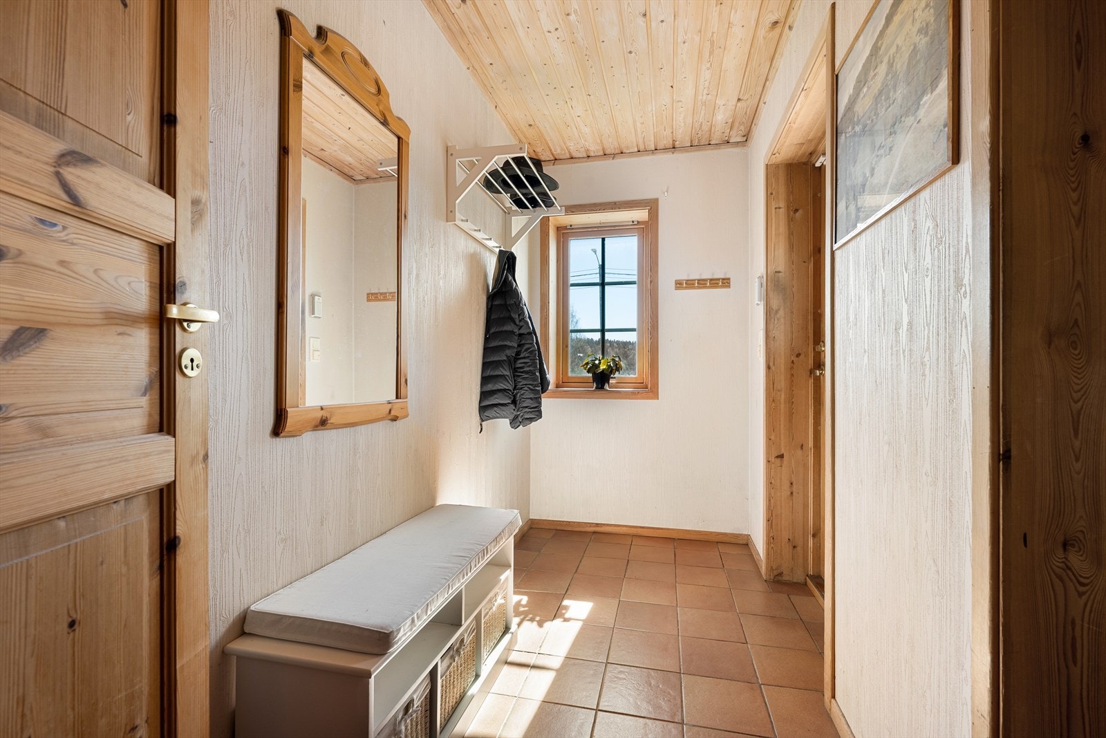 Velkommen inn. Entréen har flislagt gulv med gulvvarme og plass til oppbevaring av yttertøy. Galleribilde