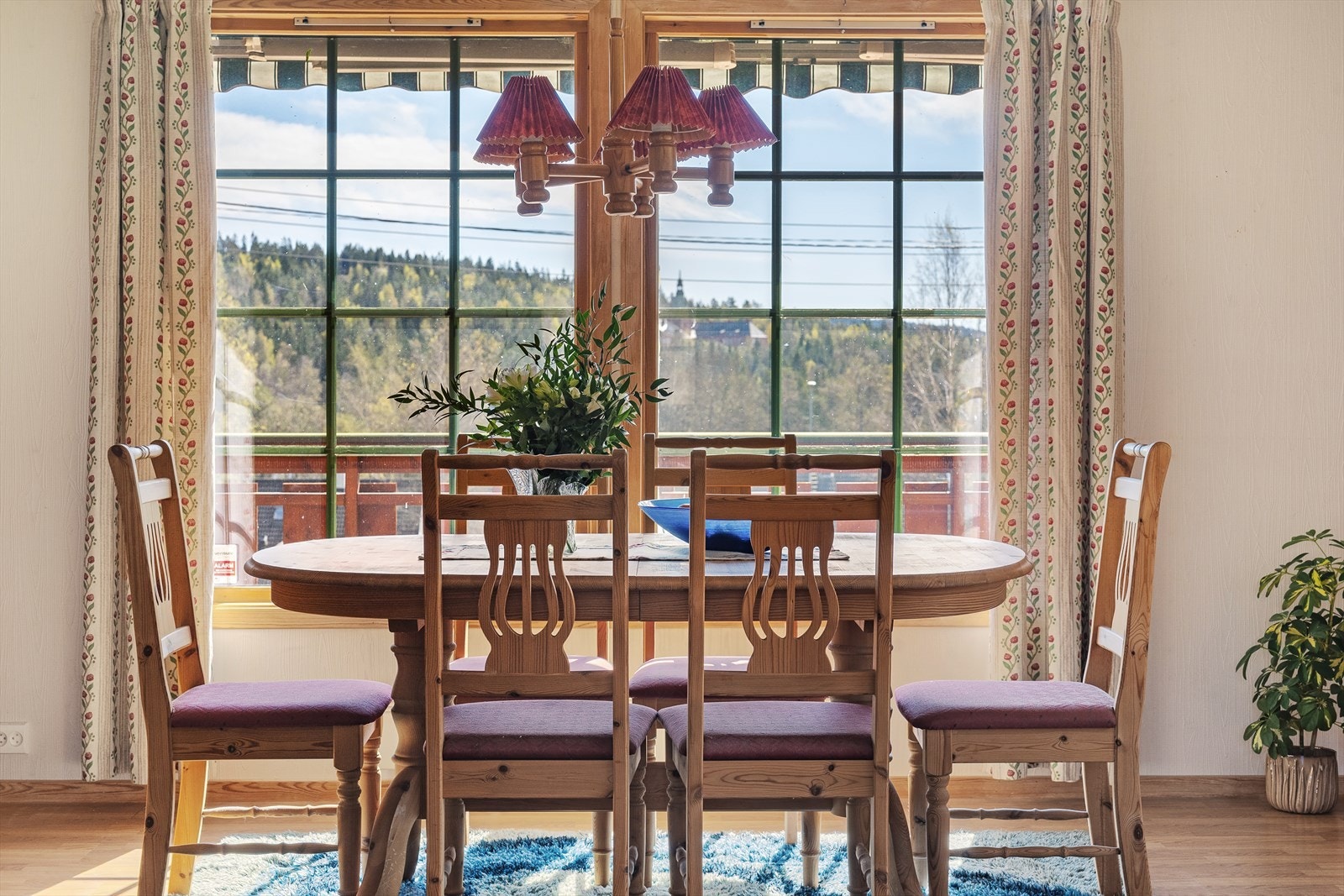 Spisestuen har plass til hyggelige sammenkomster med familie og venner. Galleribilde