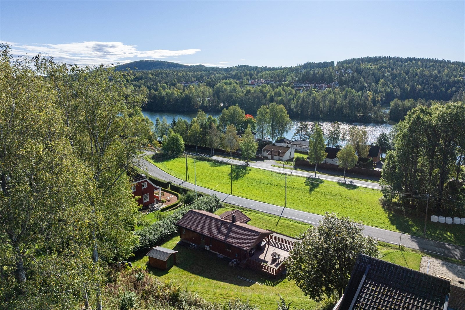 Eiendommen har en flott beliggenhet med kort vei til vann og natur. Galleribilde