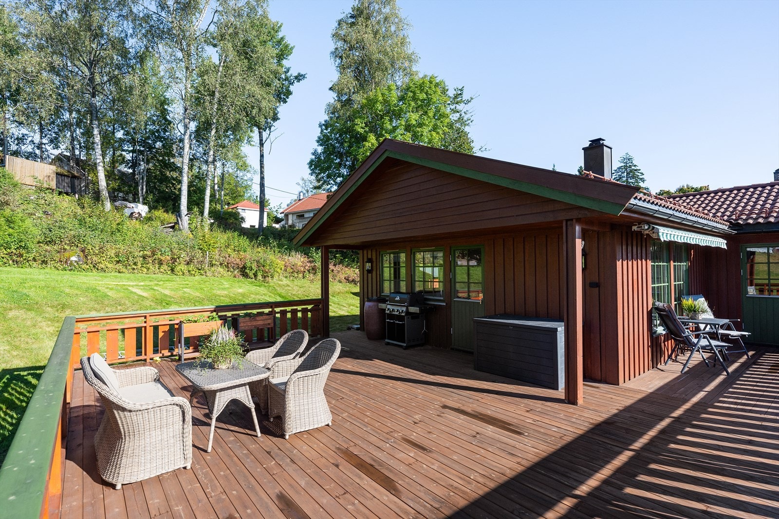 Uteplassen ble betydelig oppgradert i 2023 med en ny, solid treterrasse på hele 63 m², perfekt for grilling og utendørs måltider. Galleribilde