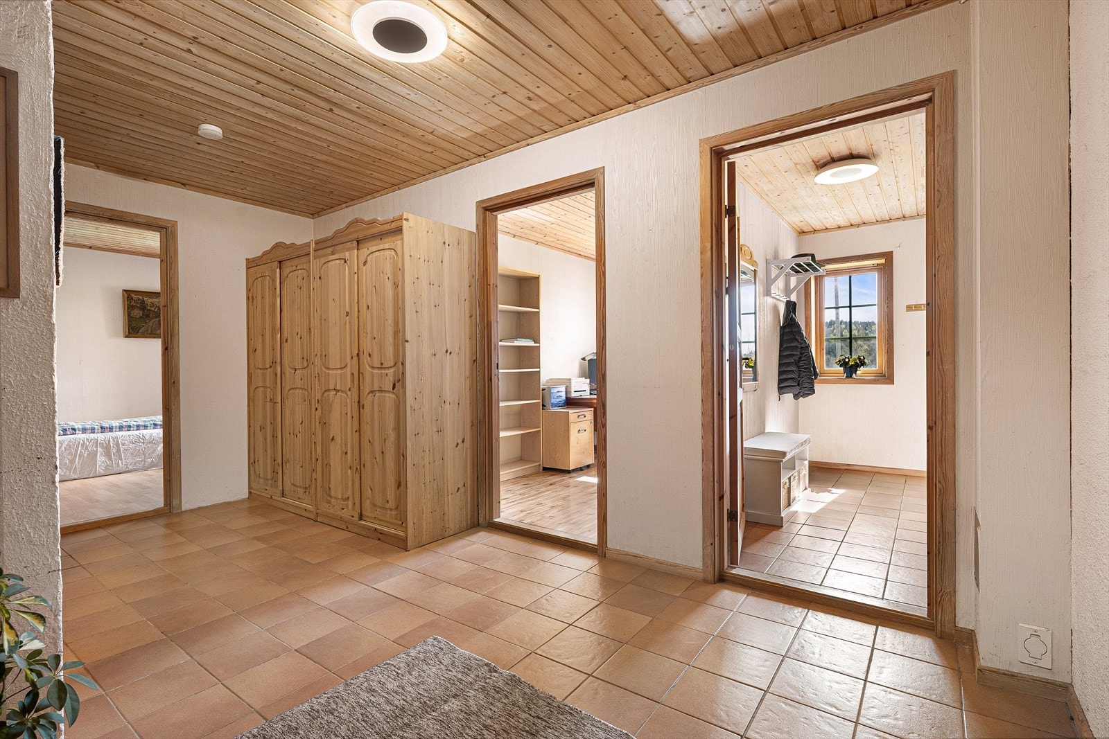 Romslig hall med god plass for garderobeskap. Det er gulvvarme i alle oppholdsrom i etasjen. Galleribilde