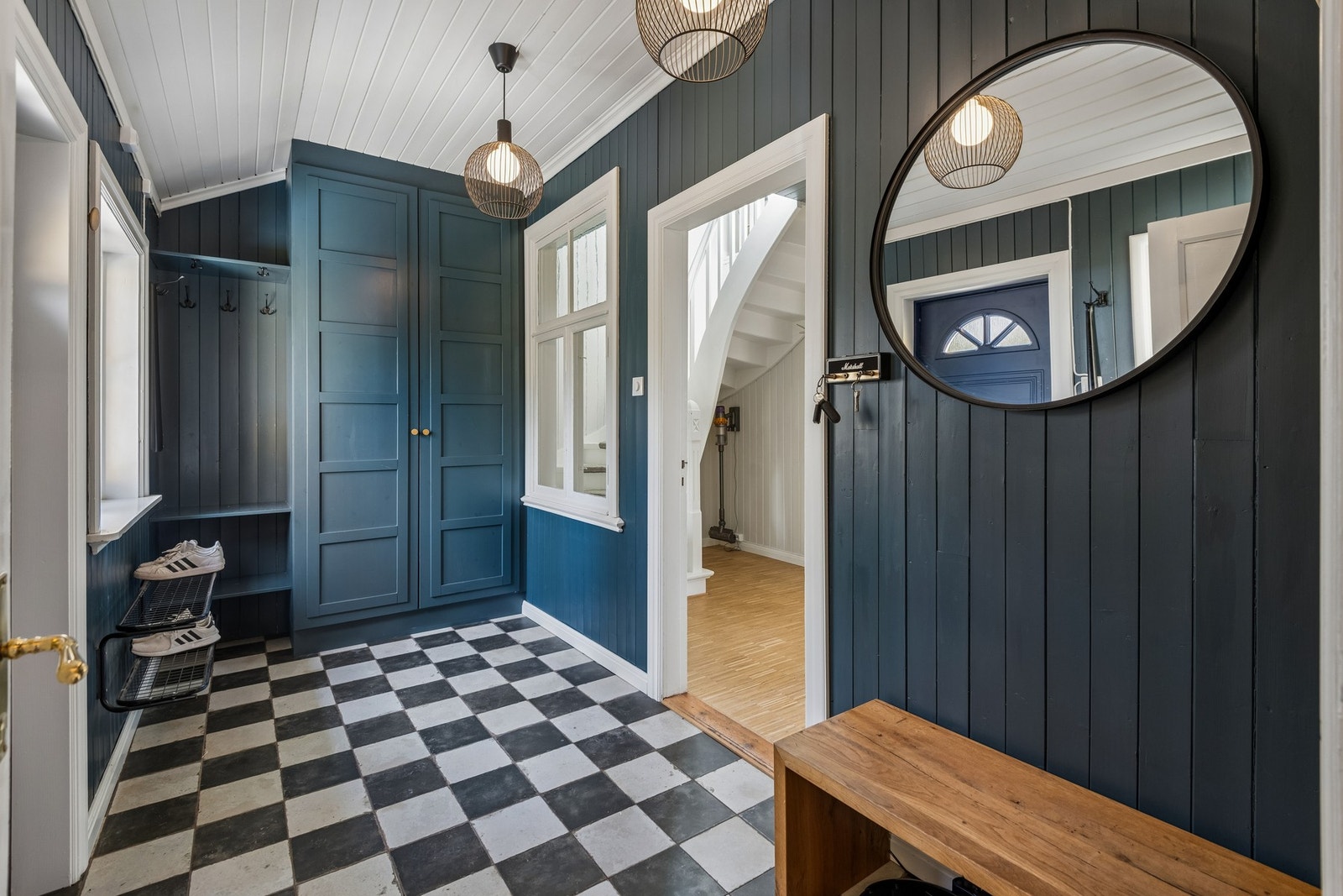 Romslig entré med god plass til oppbevaring Galleribilde