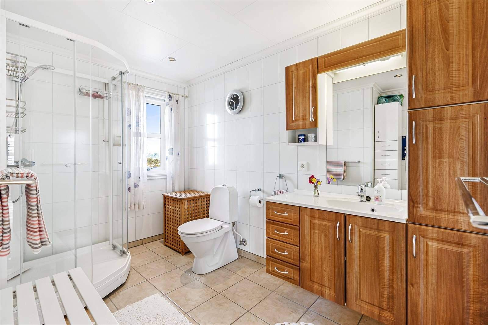 Badet i 1. etasje har keramiske fliser på gulvet og baderomsplater på vegger. Galleribilde