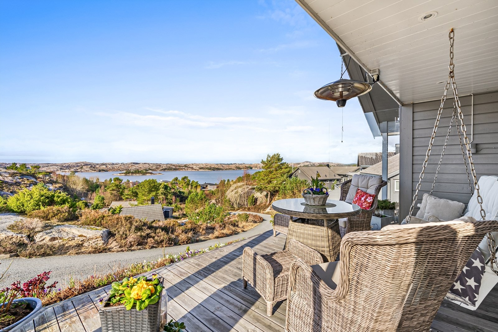 Den aktuelle fritidsboligen har en høy og fri beliggenhet. Galleribilde