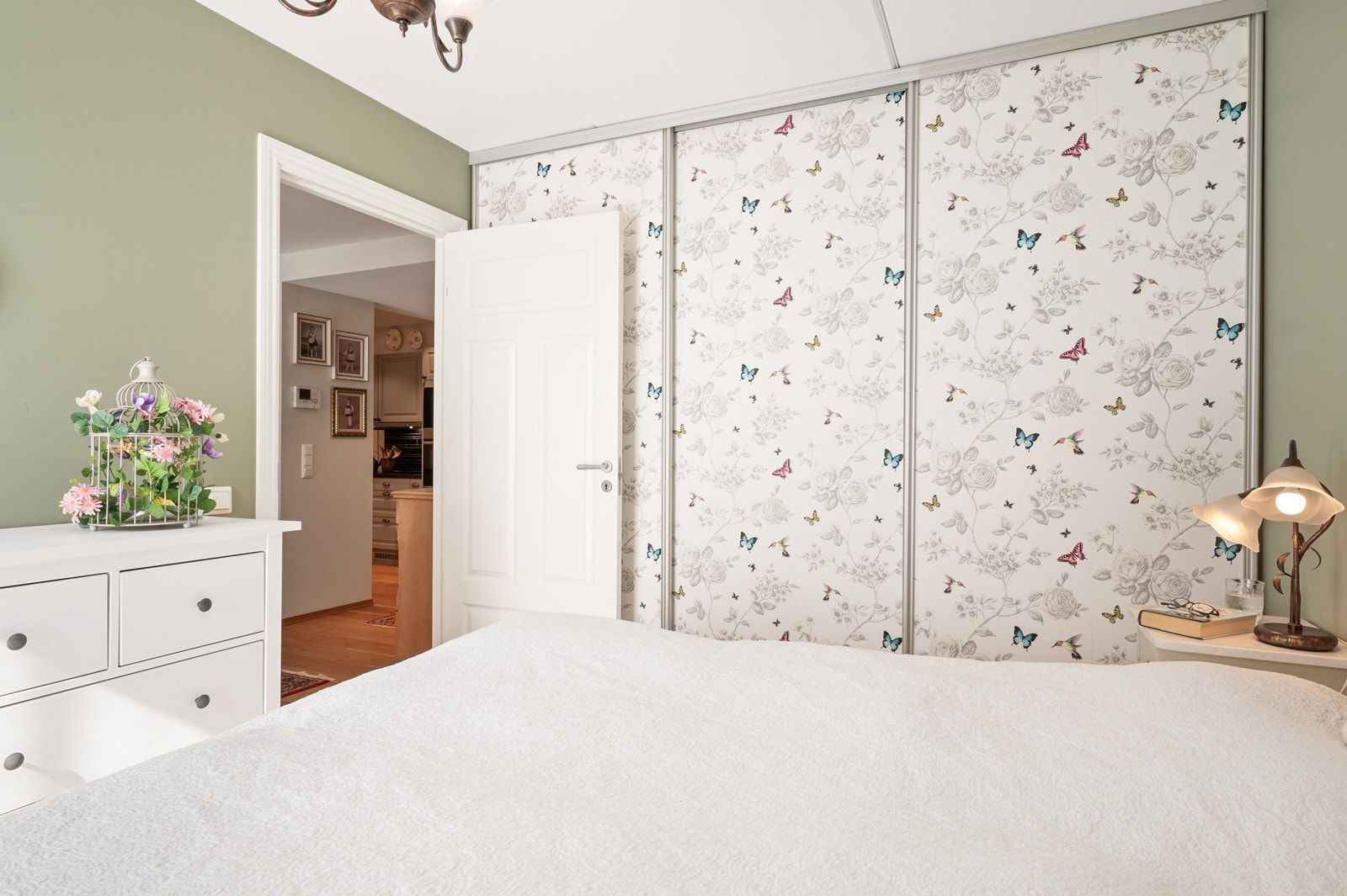 En romslig skyvedørsgarderobe gir rikelig med oppbevaringsplass på hovedsoverommet. Galleribilde