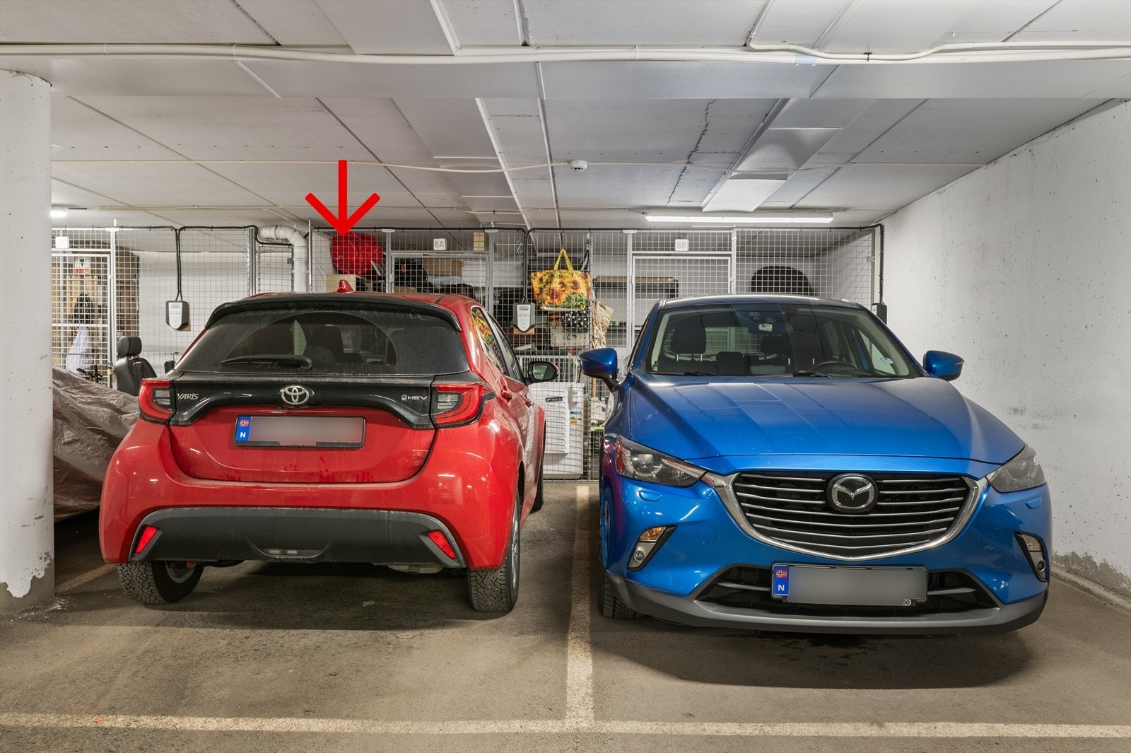 Det medfølger en fast parkeringsplass i felles garasjeanlegg, samt en bod på ca. 5 m². Galleribilde