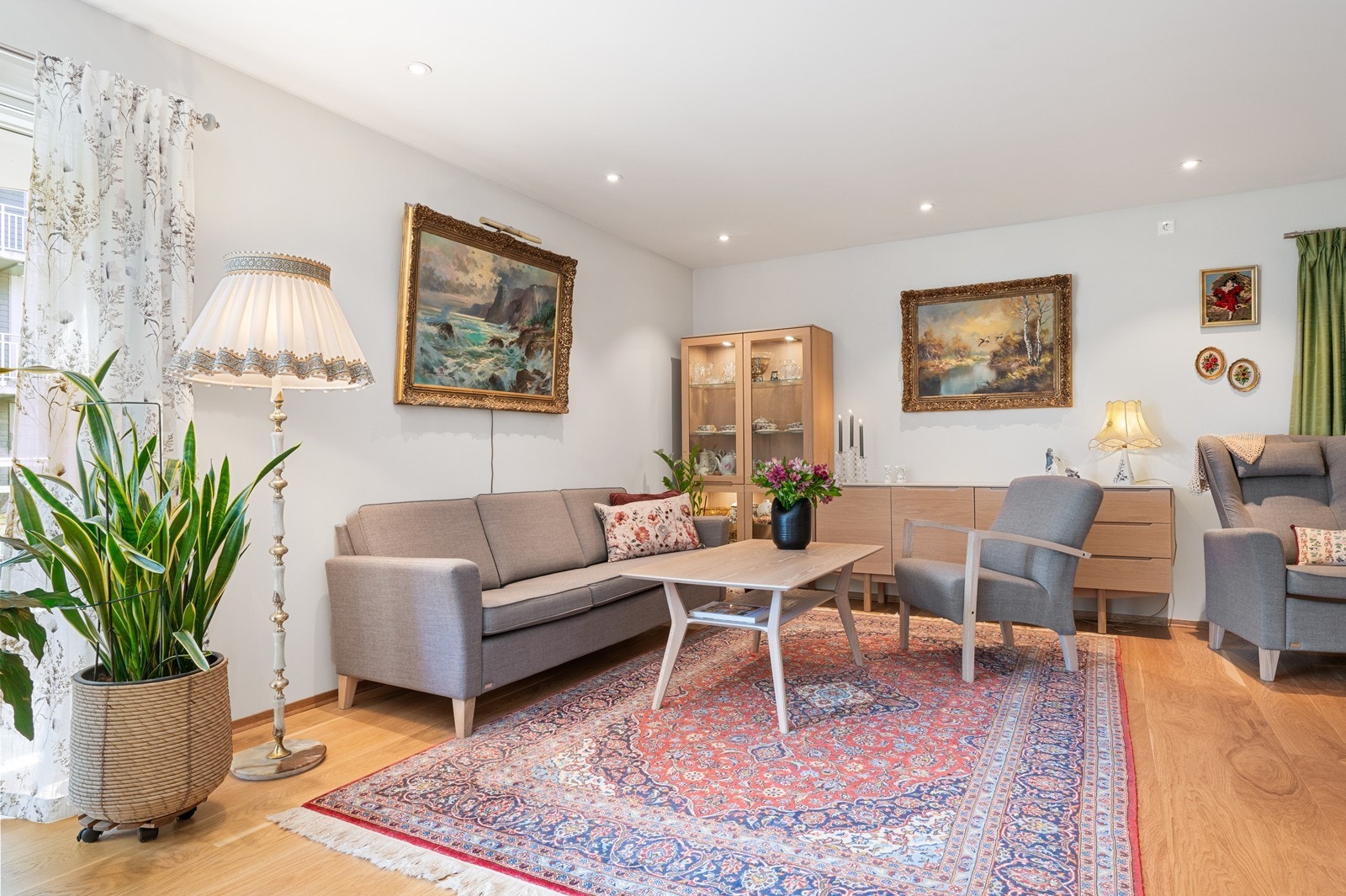 Stuen har en moderne, strukket himling med downlights og behagelig varmefolie i gulvet, begge deler installert i 2020. Galleribilde