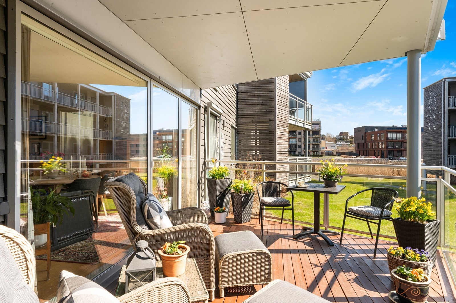 Fra stuen er det utgang til en romslig og delvis overbygget terrasse på ca. 14 m². Galleribilde