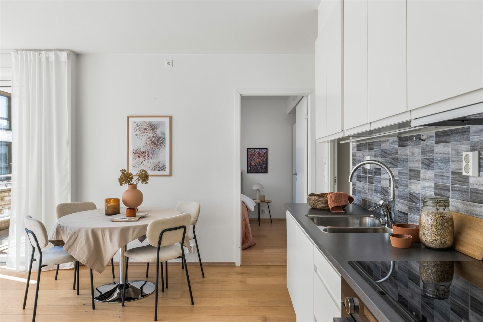 Gode oppbevaringsmuligheter i både over- og underskap. Galleribilde