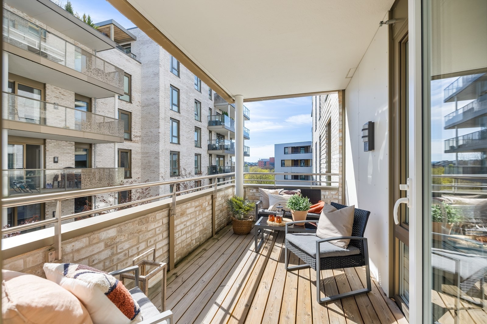 Generøs balkong på ca. 8 m² med god plass til sittegruppe eller annet utemøblement. Galleribilde