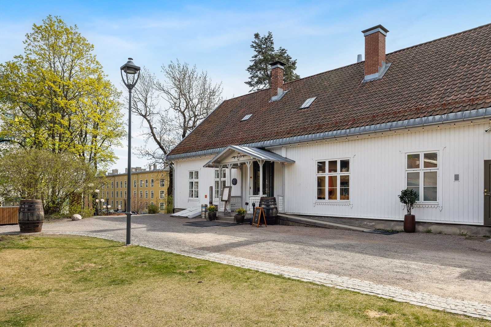 Den historiske bebyggelsen på Lillo gård danner et sjarmerende og levende nærområde. Galleribilde
