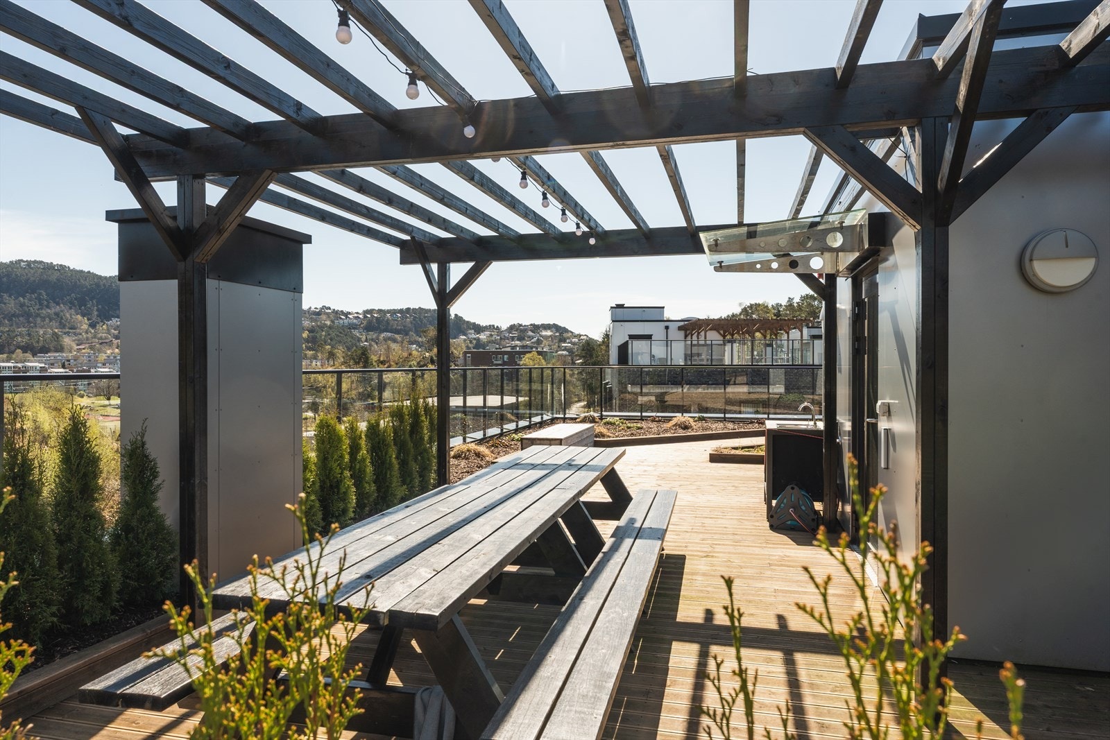 Bygget har en nydelig felles takterrasse med nydelig utsikt og solforhold. Galleribilde