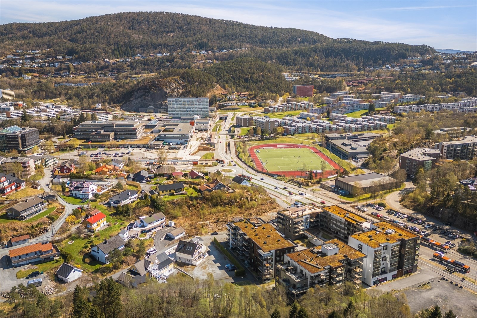 Det er gåavstand til bybanen som tar deg til Haukeland, Oasen som har over 70 butikker/virksomheter og busstopp som tar deg til sentrum, Flesland, Sandsli eller Kokstad. Galleribilde