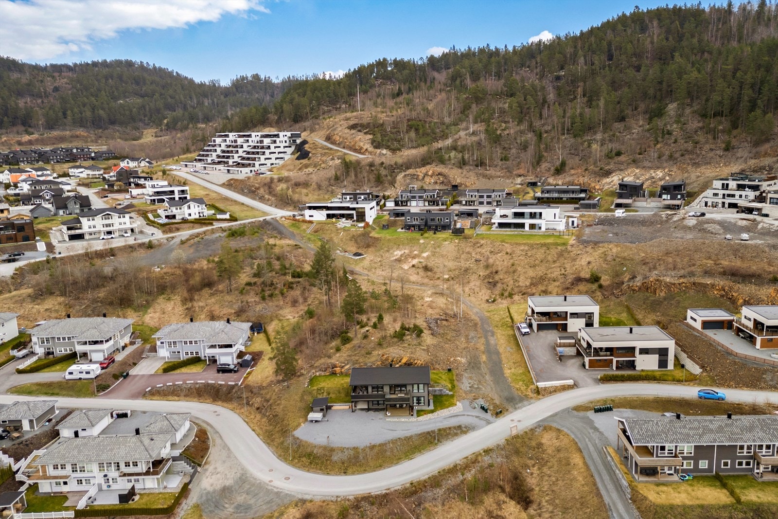 Beliggenheten er høyt og fritt, med avstand til naboer, i et område preget av nyere og moderne arkitektur. Galleribilde