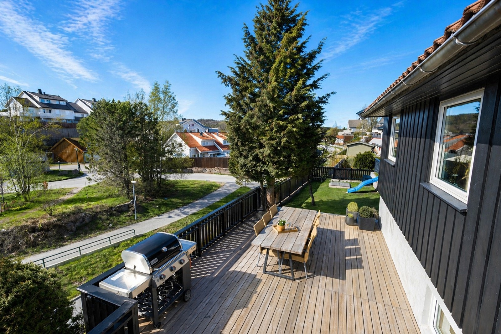 Terrassen ligger fint til på boligens langside som vender mot vest, og gir gode solforhold på ettermiddag og kveld! Galleribilde