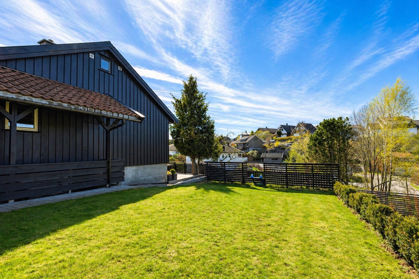 Grønn, frodig og flott hage med plen og hekk! Galleribilde