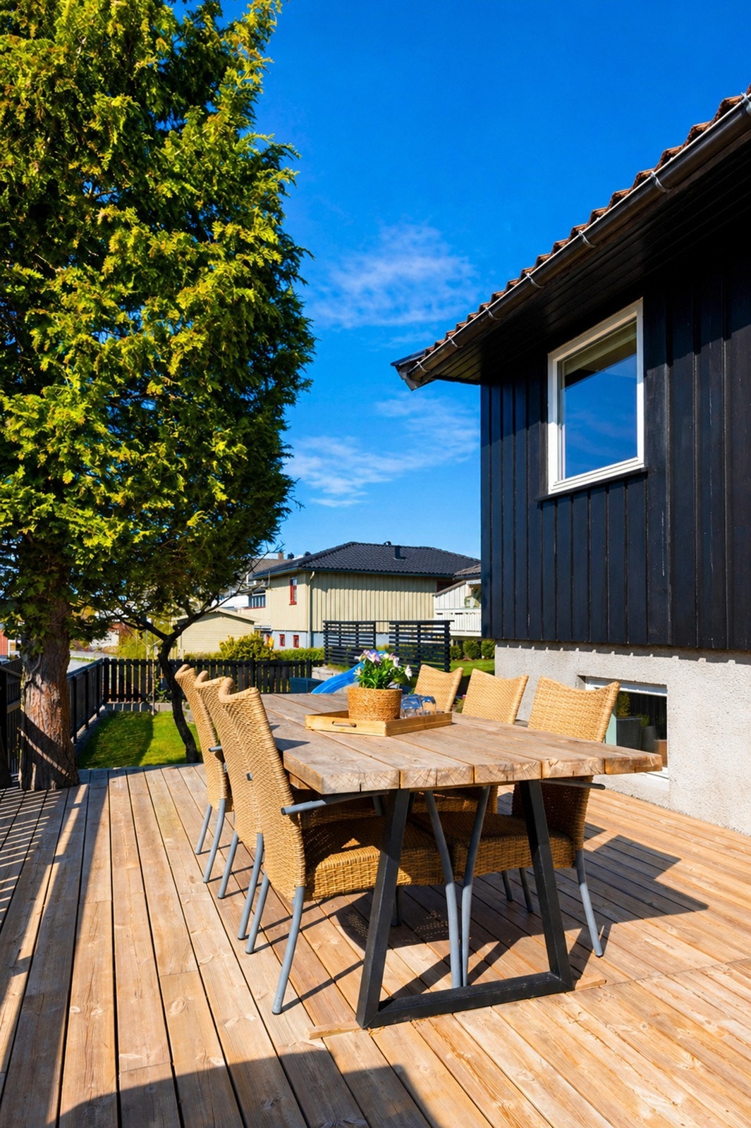 Terrassen er av god størrelse, så her har man plass til både sittegruppe og spisebord! Galleribilde