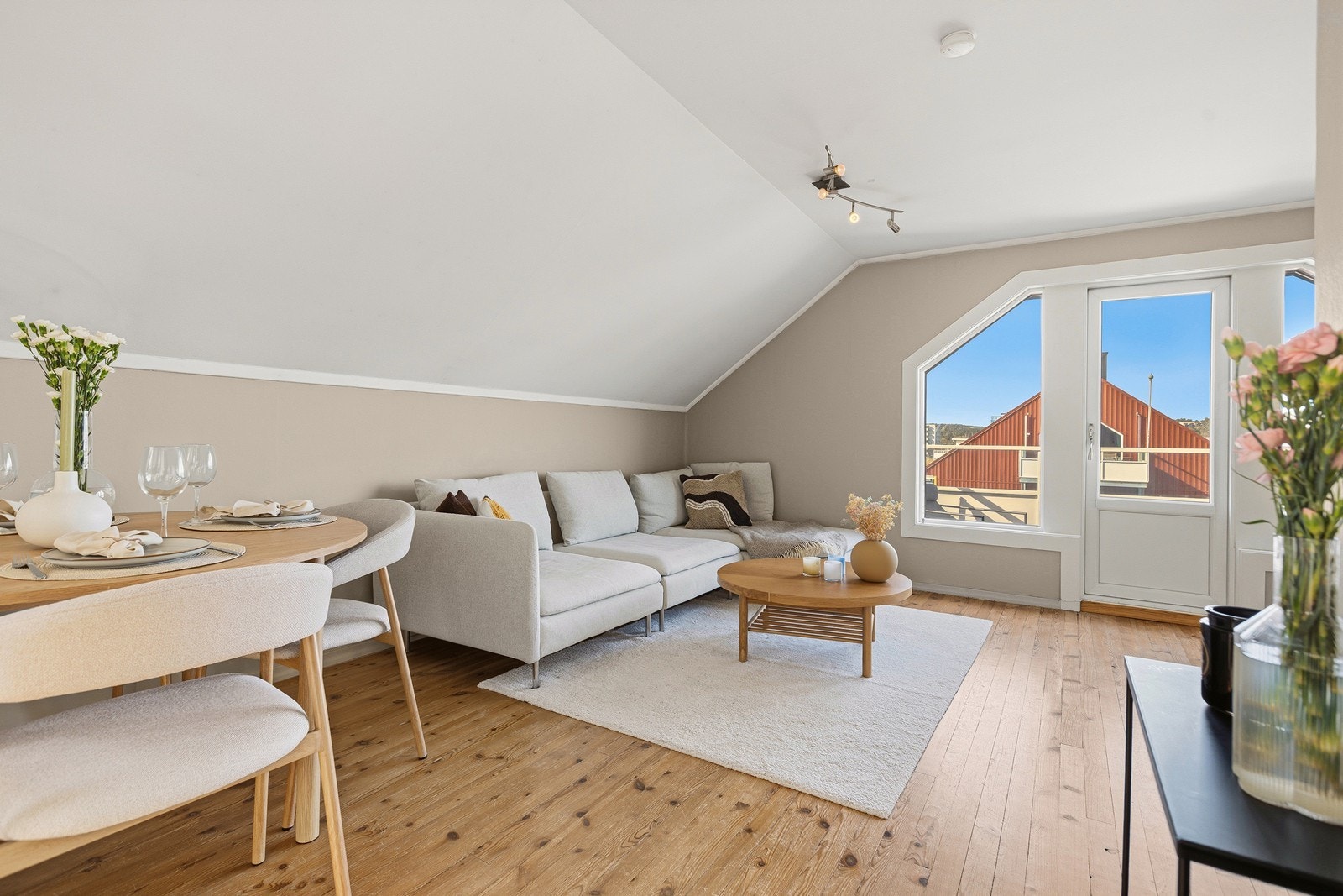 Store vindusflater slipper inn rikelig med naturlig lys og gir leiligheten en gjennomgående god romfølelse Galleribilde