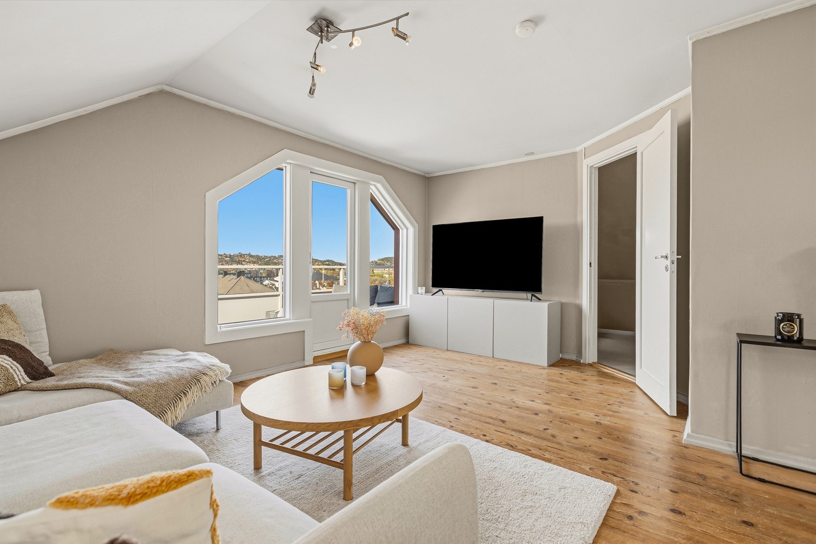 Velkommen til St. Olavs vei 17B! Leiligheten er presentert av Simon Aarhus v/Aktiv eiendomsmegling avd. Kristiansand
Fotograf: Ivars Upe Galleribilde