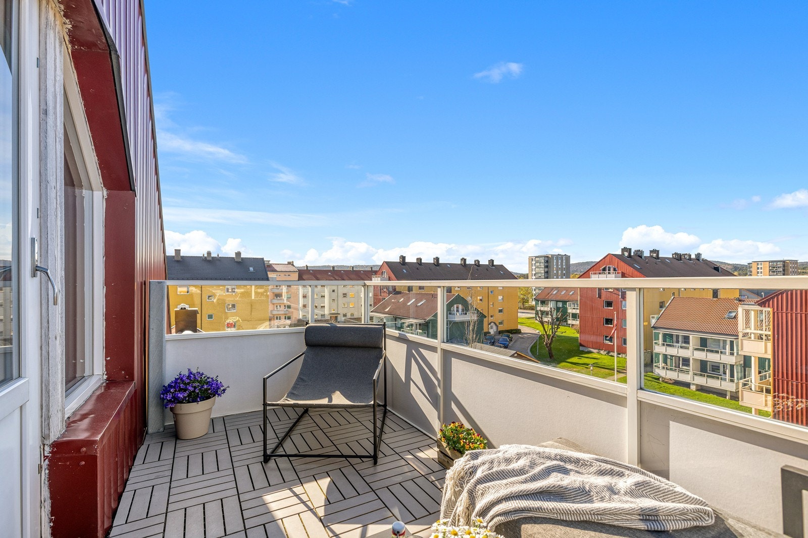 En flott 2-roms toppleilighet med gode solforhold og innbydende balkong Galleribilde