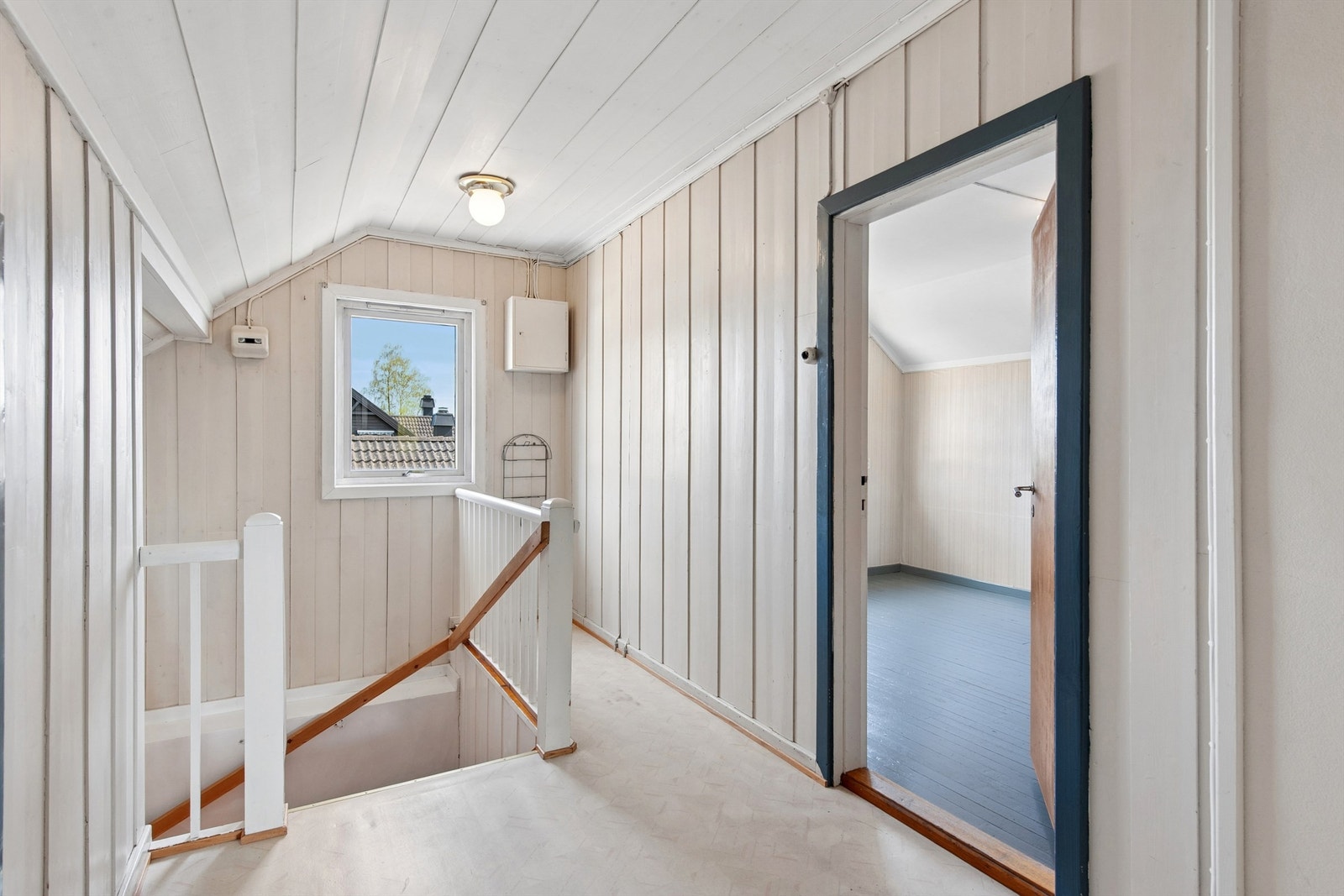 2. etasje består av 2 soverom og 3 kneloft. Galleribilde