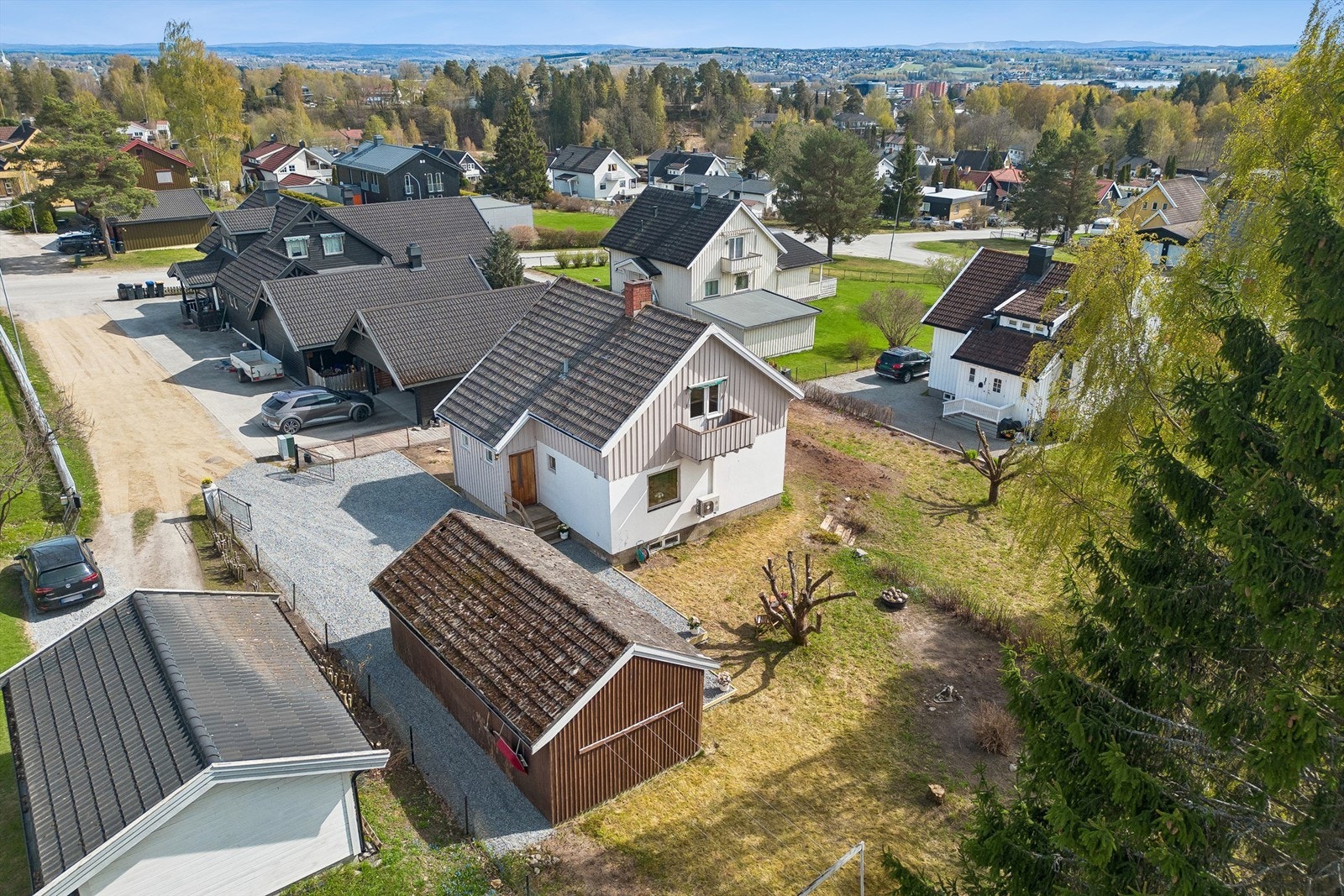 Uthus/garasje på eiendommen ansen som kondemnabel. Galleribilde